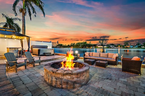 Drift Inn- Lakefront! Outdoor Bar, Golf, sleeps 14