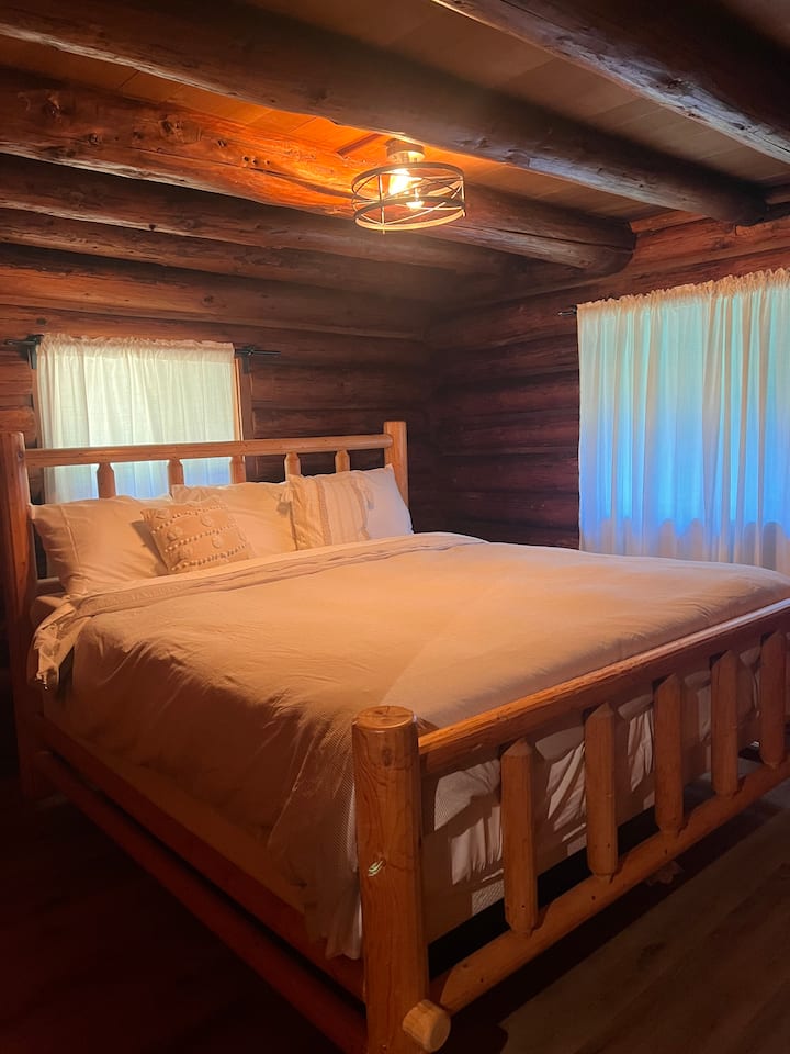 غرفة النوم الرئيسية في الطابق الأول - سرير كينج