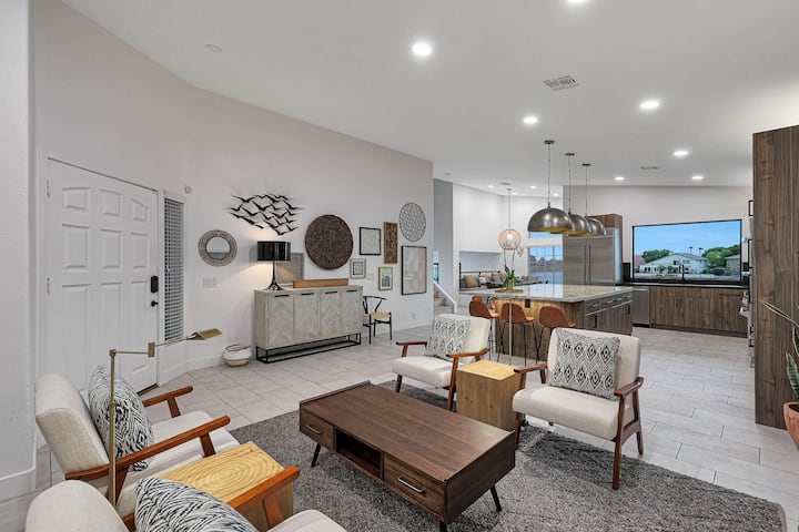 Villa Del Sol | Lakefront W/ Heated Pool + Hot Tub - Glendale, AZ