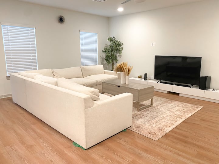 New! Serene Suburbia: Quiet Spacious & Modern - San Marcos, TX
