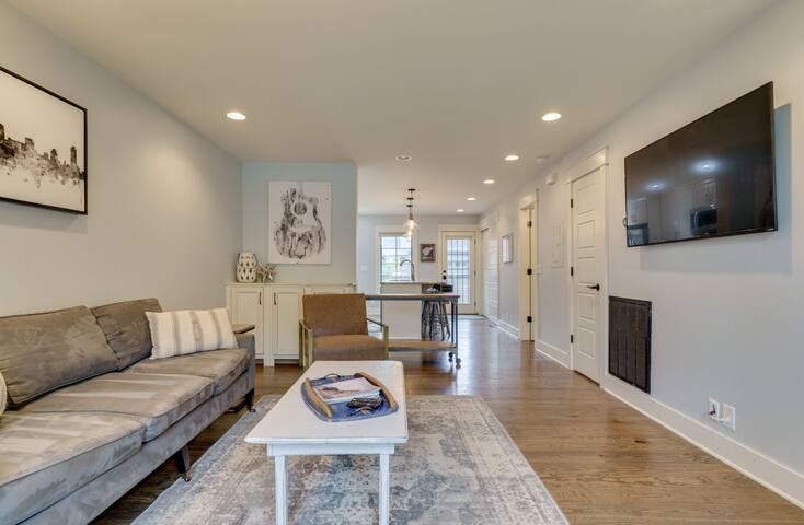 Heart of 12 South Premier Location Chic Townhouse gallery image 5