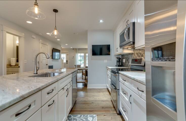 Heart of 12 South Premier Location Chic Townhouse gallery image 3