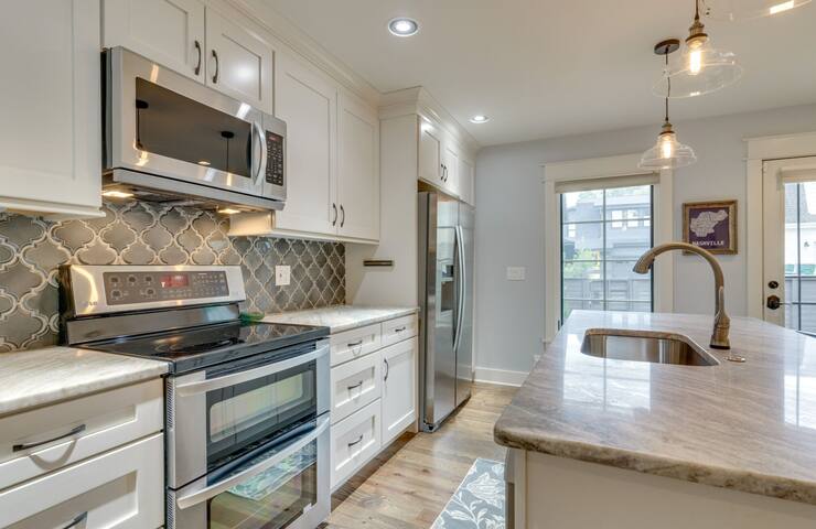 Heart of 12 South Premier Location Chic Townhouse gallery image 2