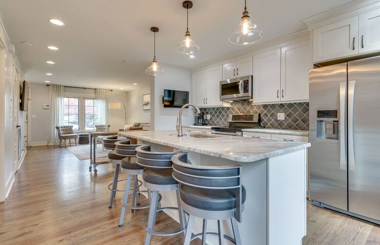 Heart of 12 South Premier Location Chic Townhouse gallery image 4