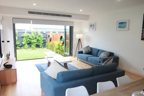 Popular Airbnb listing: Modern 4 bedroom Coastal Retreat in Dromana