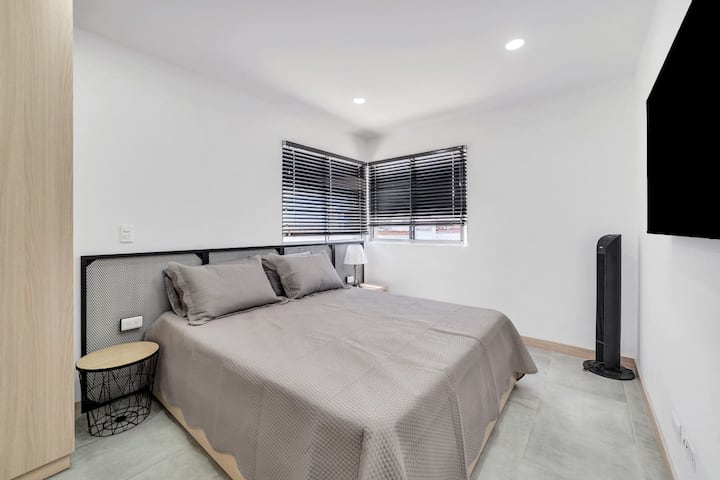 Habitación principal con cama queen, tiene TV y baño privado
