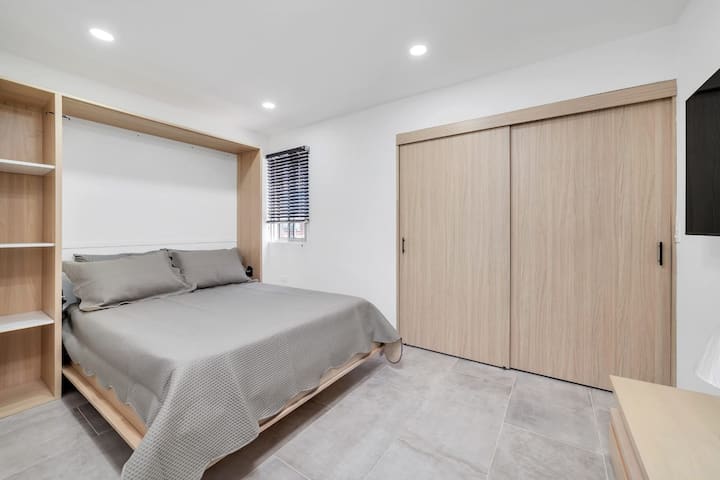 Habitación con cama doble, esta cama tiene un sistema retráctil para guardar y darle más amplitud al espacio