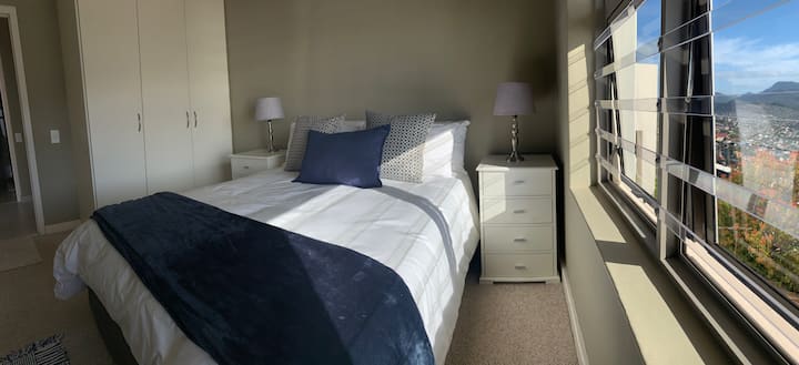 Chumba cha kulala cha pili kilicho na nafasi kubwa ya kabati na mwonekano wa ufukwe wa Fish Hoek na maeneo jirani.