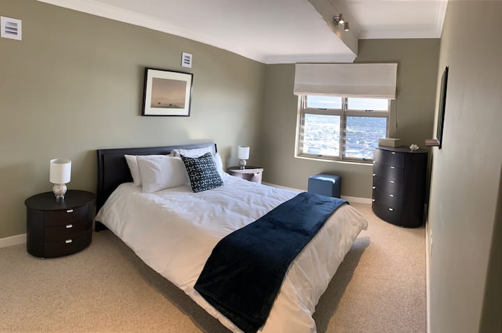 Chumba kikubwa cha kulala kilicho na nafasi kubwa ya kabati na mwonekano wa kupendeza. 