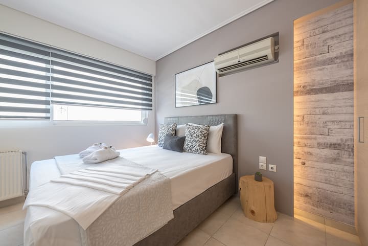 Eleva tu experiencia de dormir en nuestro dormitorio, donde la decoración seleccionada y el diseño sofisticado prometen noches de descanso y rejuvenecimiento felices.