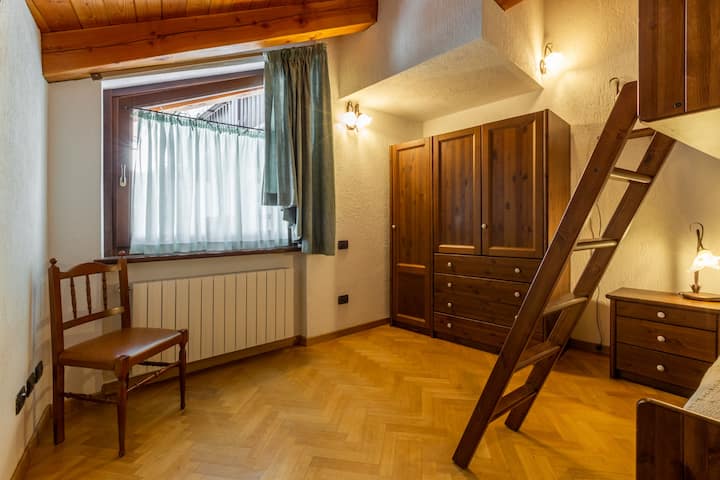 ห้องเตียงคู่ที่สามที่สว่างมากพร้อมเตียงสองชั้น 2 เตียงและตู้เสื้อผ้า