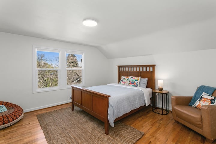 غرفة نوم علوية تضم سرير كوين وثلاث خزانات ومساحة إضافية للمكتب/المكتب.