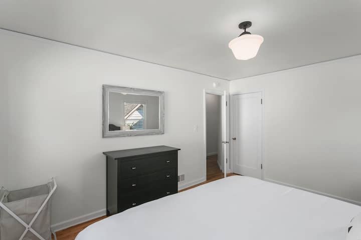 غرفة نوم في الطابق الرئيسي مع خزانة ملابس وخزانة ملابس ، بجوار الحمام الكامل في الطابق الرئيسي