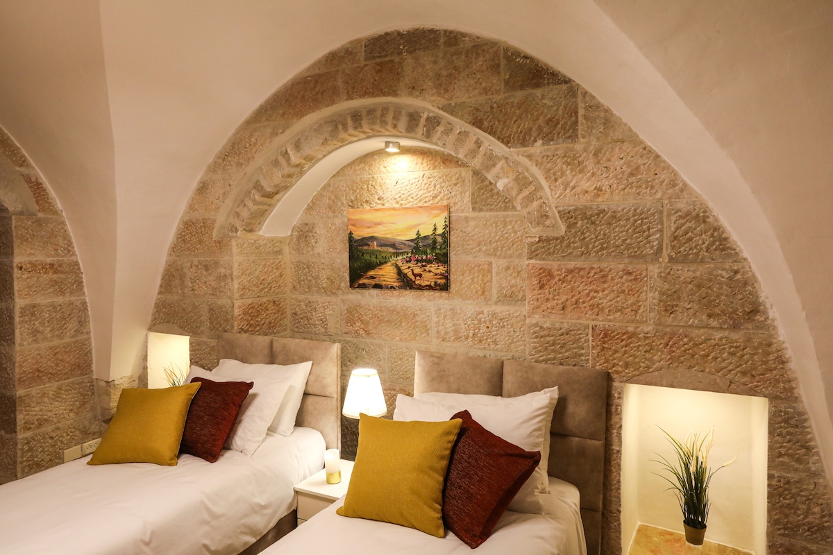 חדר שינה 2 - כולל 2 מיטות עומדות ו -2 מיטות בסיכון גבוה