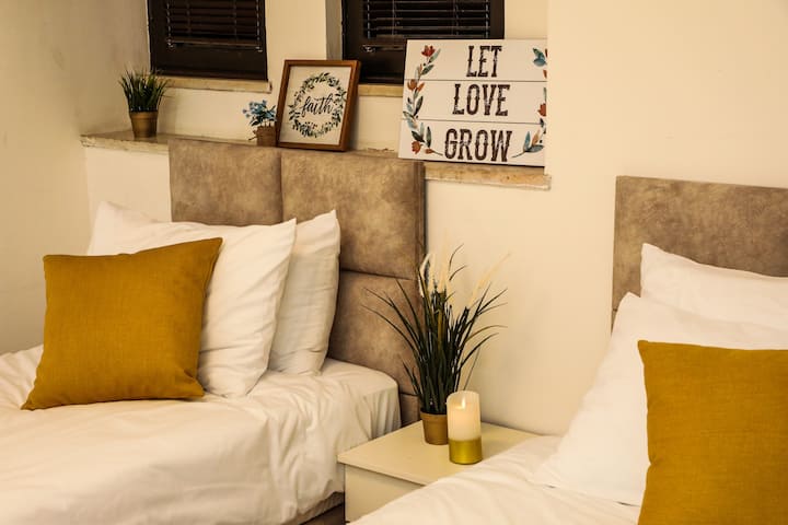 Dhomë gjumi master- krevatet mund të bashkohen së bashku ose të mbahen veçmas