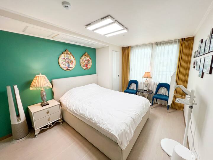 1楼大房间（双人床+ LG空气净化器+茶桌+茶桌椅+ 32英寸三星智能电视+支架+侧桌）/（内置衣柜+急救箱+ F-Killer、管家+ 2张折叠餐桌+烘干机+直发器）