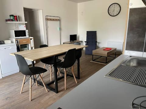 Step house, quiet, 3 bedrooms, private parking.