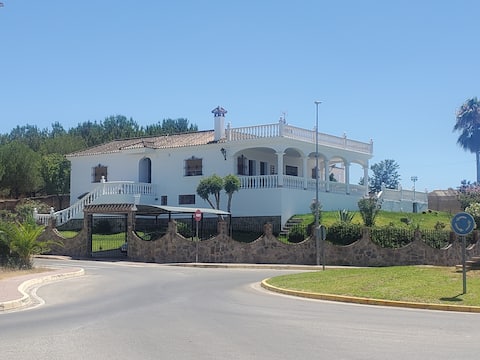 Andalusian villa with 4 bedrooms & pool