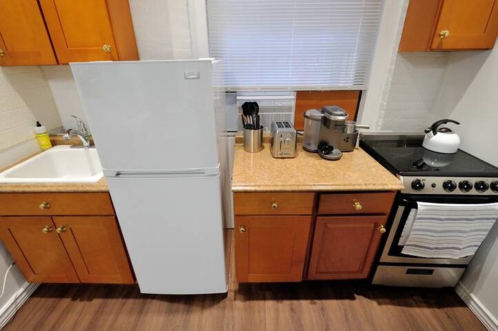 Lovely 3 Bedroom in the heart of Manhattan. gallery image 4