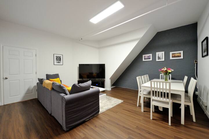 Lovely 3 Bedroom in the heart of Manhattan. gallery image 3