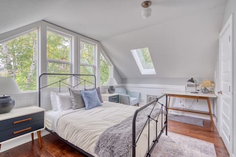 Massive Nob Hill Craftsman ~ 99 WalkScore, 8 beds