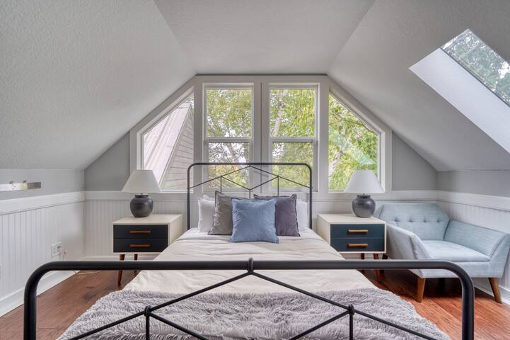 Massive Nob Hill Craftsman ~ 99 WalkScore, 8 beds gallery image 5