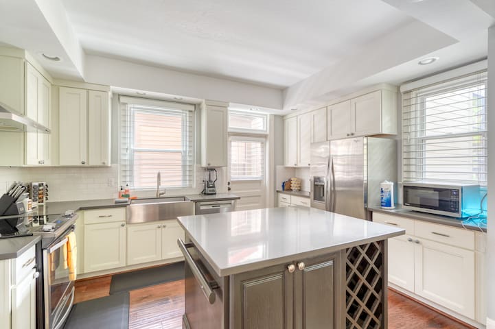 Massive Nob Hill Craftsman ~ 99 WalkScore, 8 beds gallery image 3