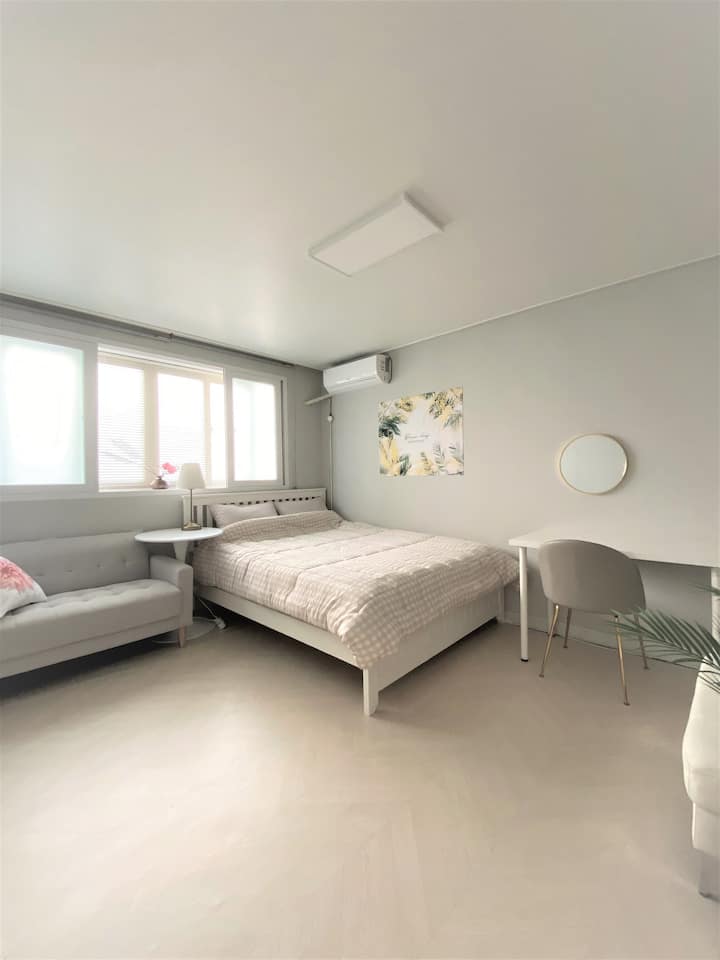 # 5 Subway 2min/2Rm Home/Shinchon, Hongdae, Sogang University/Women only