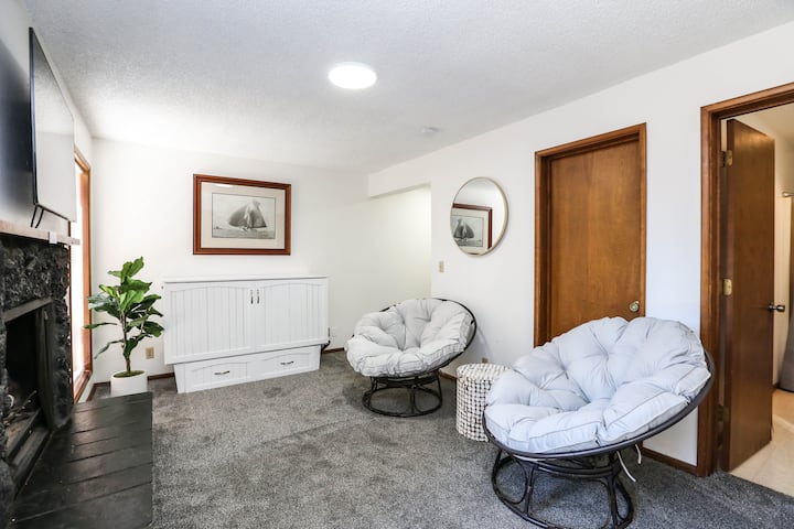 Sebule ya chini, kibanda dhidi ya ukuta ni kitanda cha ukubwa wa pacha.