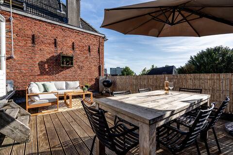 Luxury apartment with spacious & sunny roof terrace.