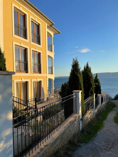 Spacious oceanfront apartment with pool