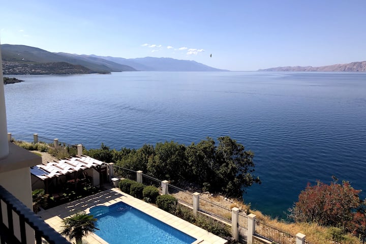 Sunny apartment right by the sea with pool