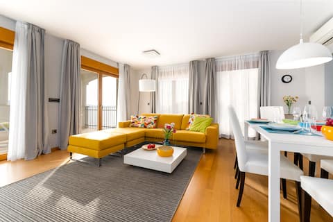 Successful Airbnb property: Sunny apartment right by the sea with pool in Povile