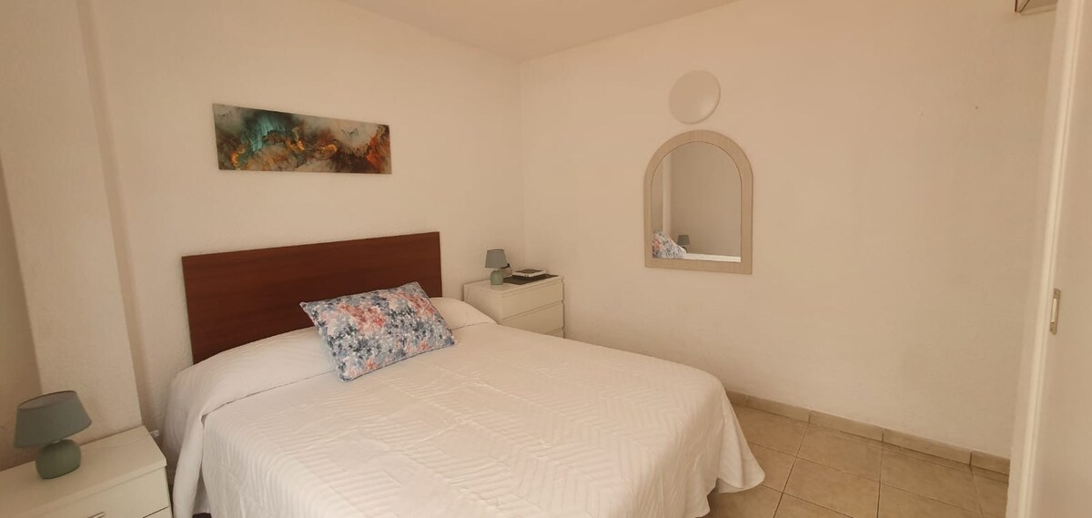 ห้องนอนมีเตียงใหญ่ 