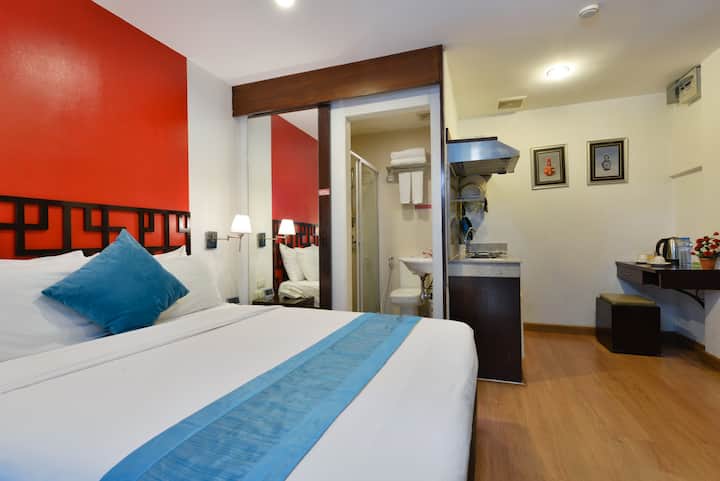 Studio Room w/Balcony & Kitchenette @ Chinatown