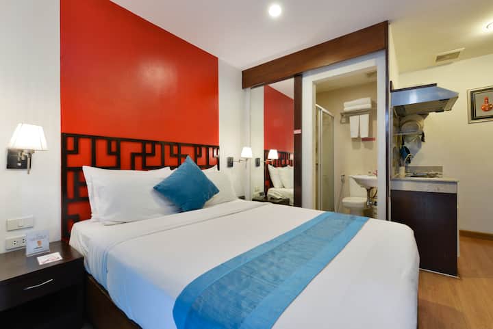 Studio Room w/Balcony & Kitchenette @ Chinatown