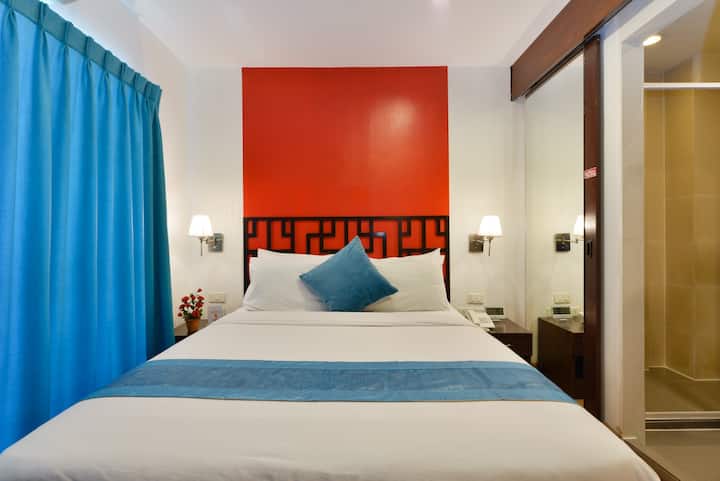 Studio Room w/Balcony & Kitchenette @ Chinatown