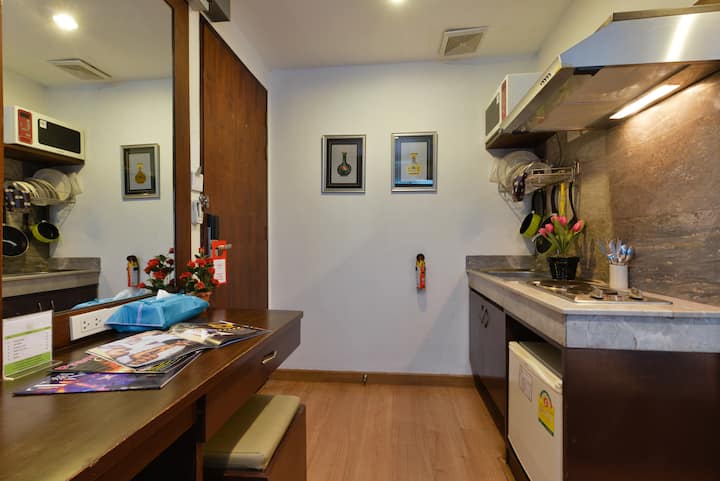 Studio Room w/Balcony & Kitchenette @ Chinatown