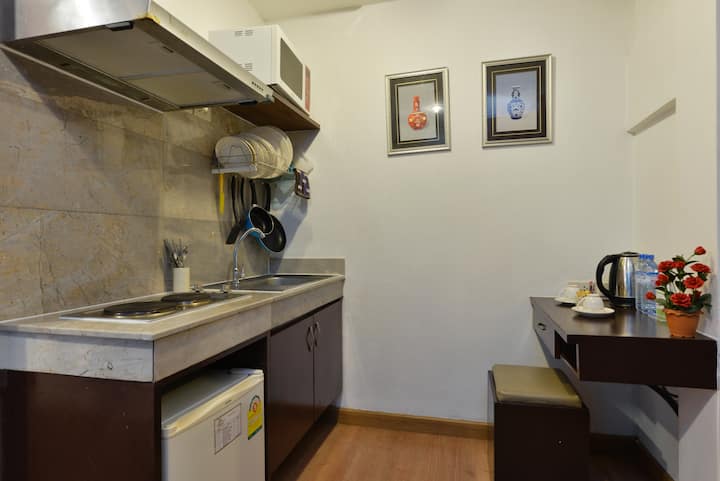 Studio Room w/Balcony & Kitchenette @ Chinatown