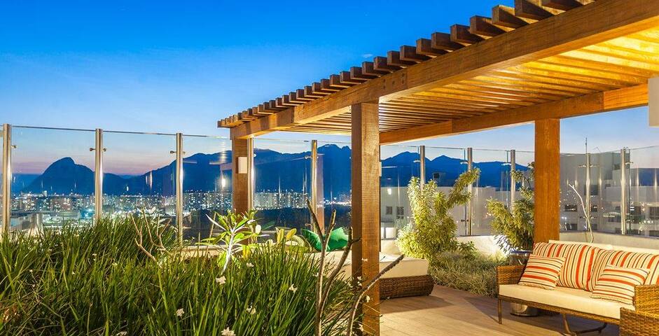 Lovely 2-bedroom condo with pool gallery image 2