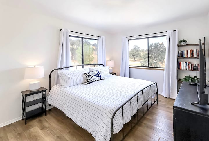 Chambre avec lit King Size, rideaux occultants et télévision connectée