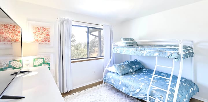 Chambre avec lits jumeaux et lits superposés. Équipé d'une télévision connectée, de jeux et de jouets pour enfants