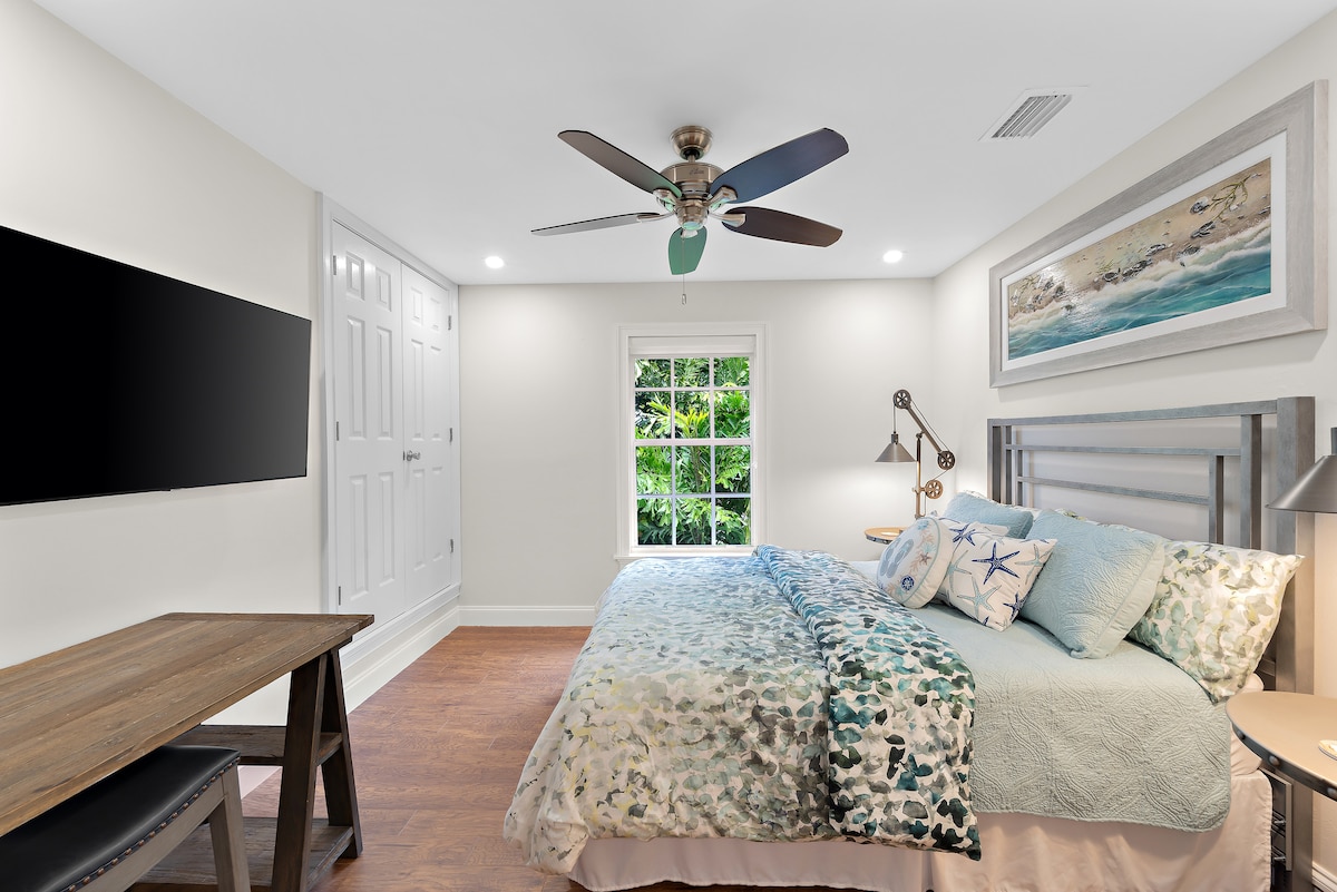 舒适的客房，配有一张舒适的大双人床。