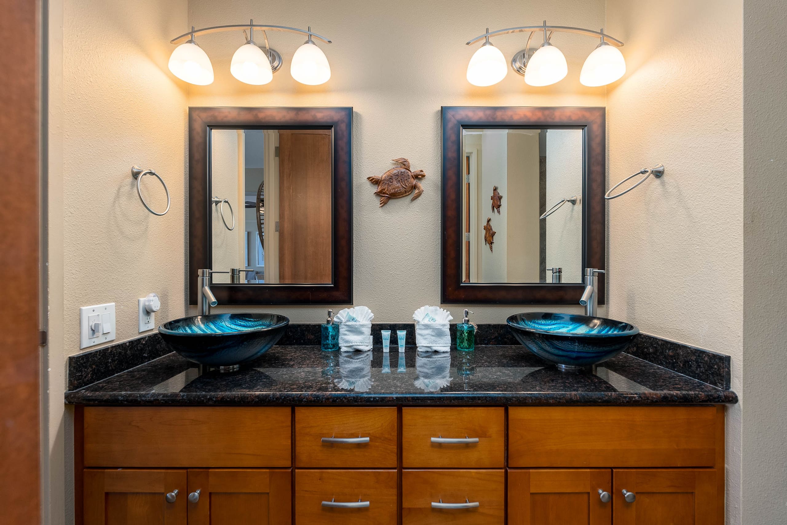 Condo in Lahaina · ★4.83 · 2 bedrooms · 4 beds · 2 baths - Image 21