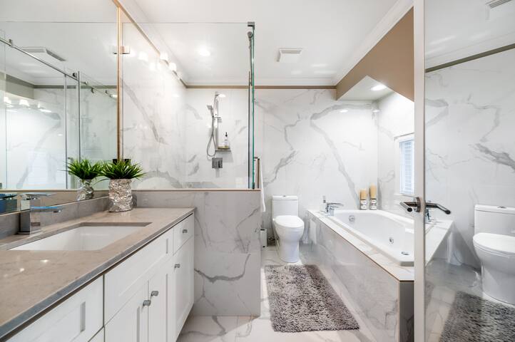 Bright Beautiful 3-Bedroom Duplex in Kitsilano gallery image 3