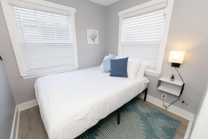 Bračni krevet (160x200) s zimskom/izvan sezonskom posteljinom. 