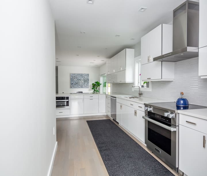 Full kitchen image 2
