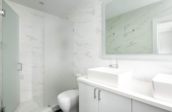 Full bathroom 1 image 2