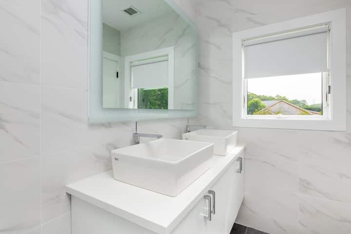 Full bathroom 1 image 1