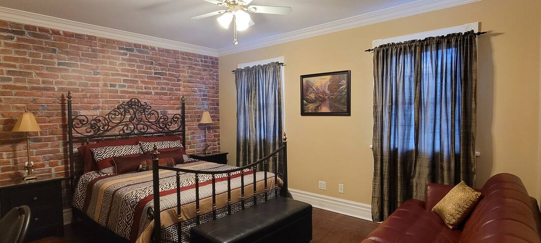 Cozy Victorian Home in Prime Location Little Italy gallery image 5